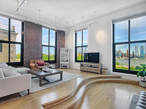 Corner Grand Living w/ Inspiring Views