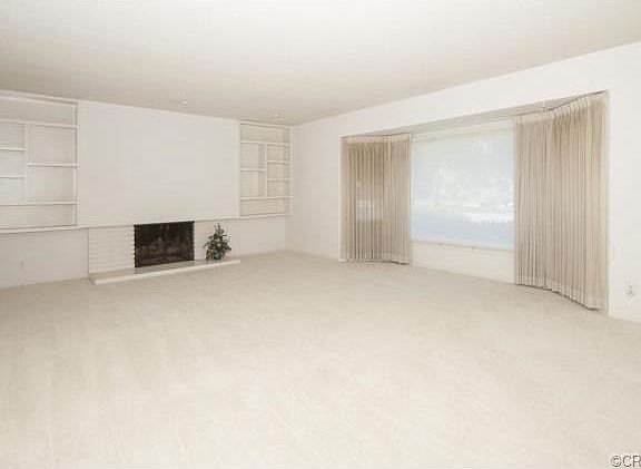 Huge living room with Fireplace