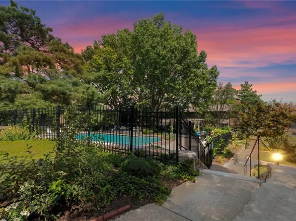 8744 Metcalf Ave APT 205C, Overland Park, KS 66212