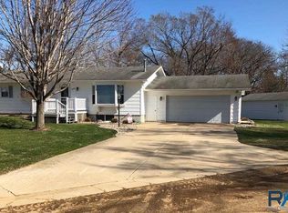 221 W Boynton Ave, Lennox, SD 57039