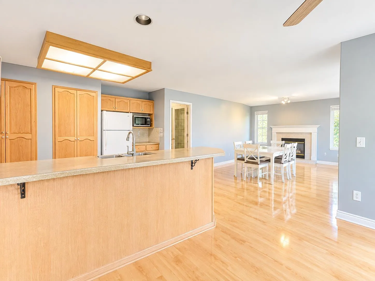 3 bed, 2000 sqft, $4,200 — Photo 2