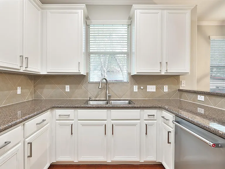 1422 W 24th St — Photo 7