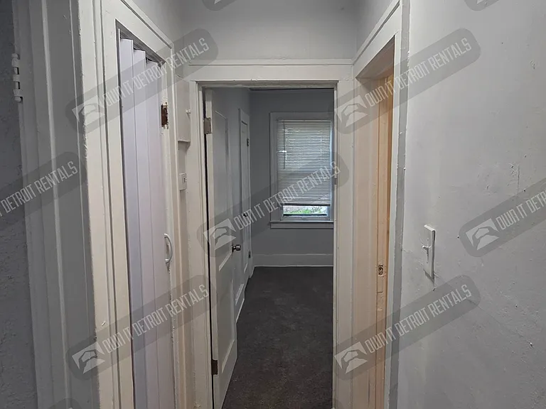 2500 Glendale St — Photo 9