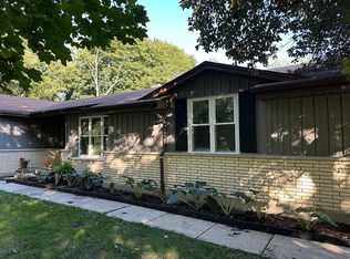 8 Trent Rd, Hawthorn Woods, IL 60047