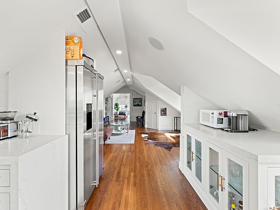 5th image of 955 Grove St APT 2