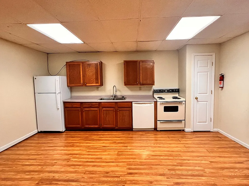 2 bed, 1.0 bath, 450 sqft, $800 — Photo 3