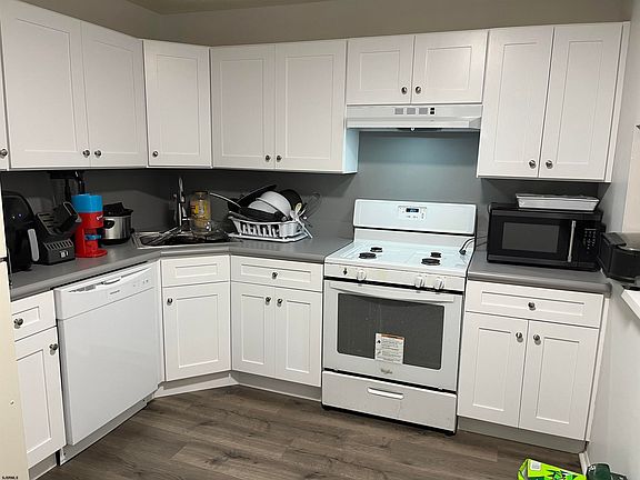 2nd image of 190 Colonial Ct Unit 190