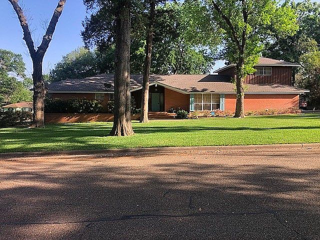 1st image of 802 Peachtree Dr