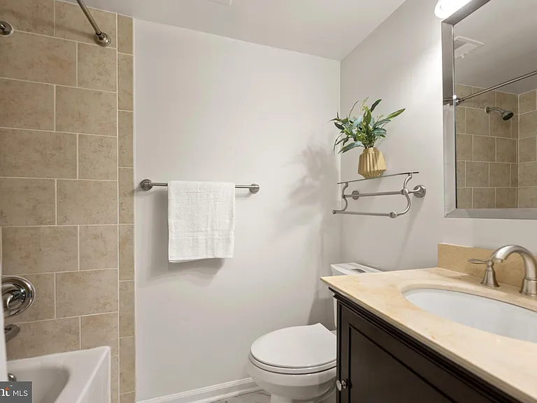 2811 S Woodrow St #B — Photo 23