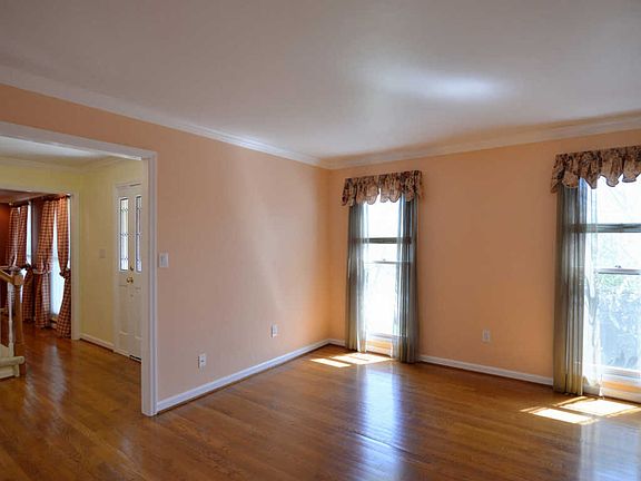 5th image of 704 Summit Lake Ct
