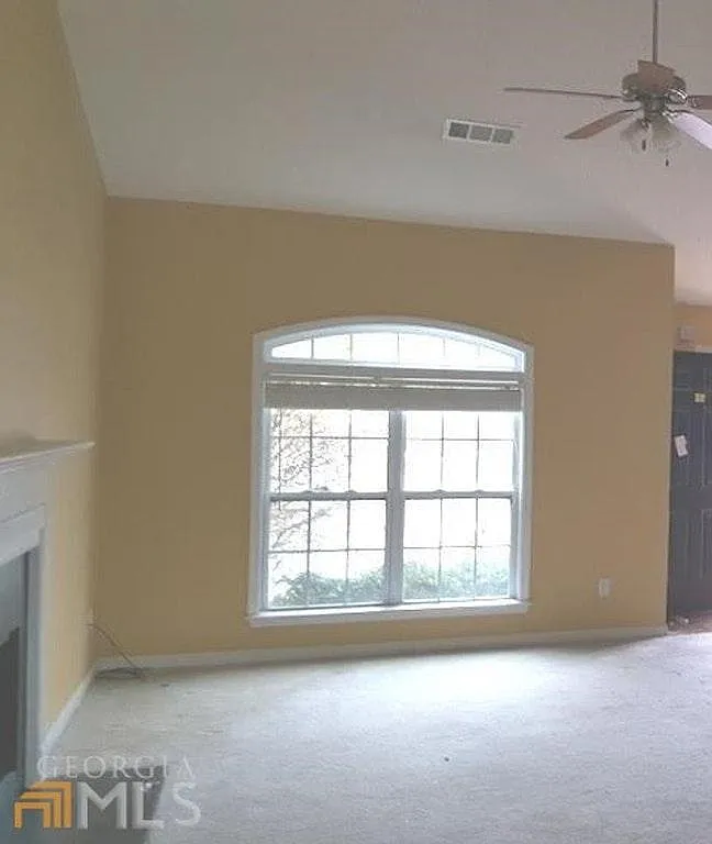 3 bed, 2.5 bath, 2000 sqft, $2,195 — Photo 2