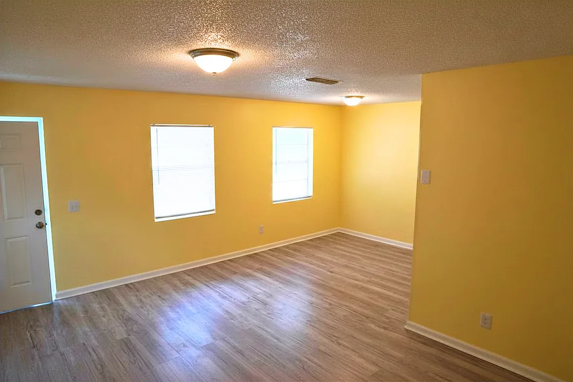 2 bed, 700 sqft, $1,200 — Photo 3