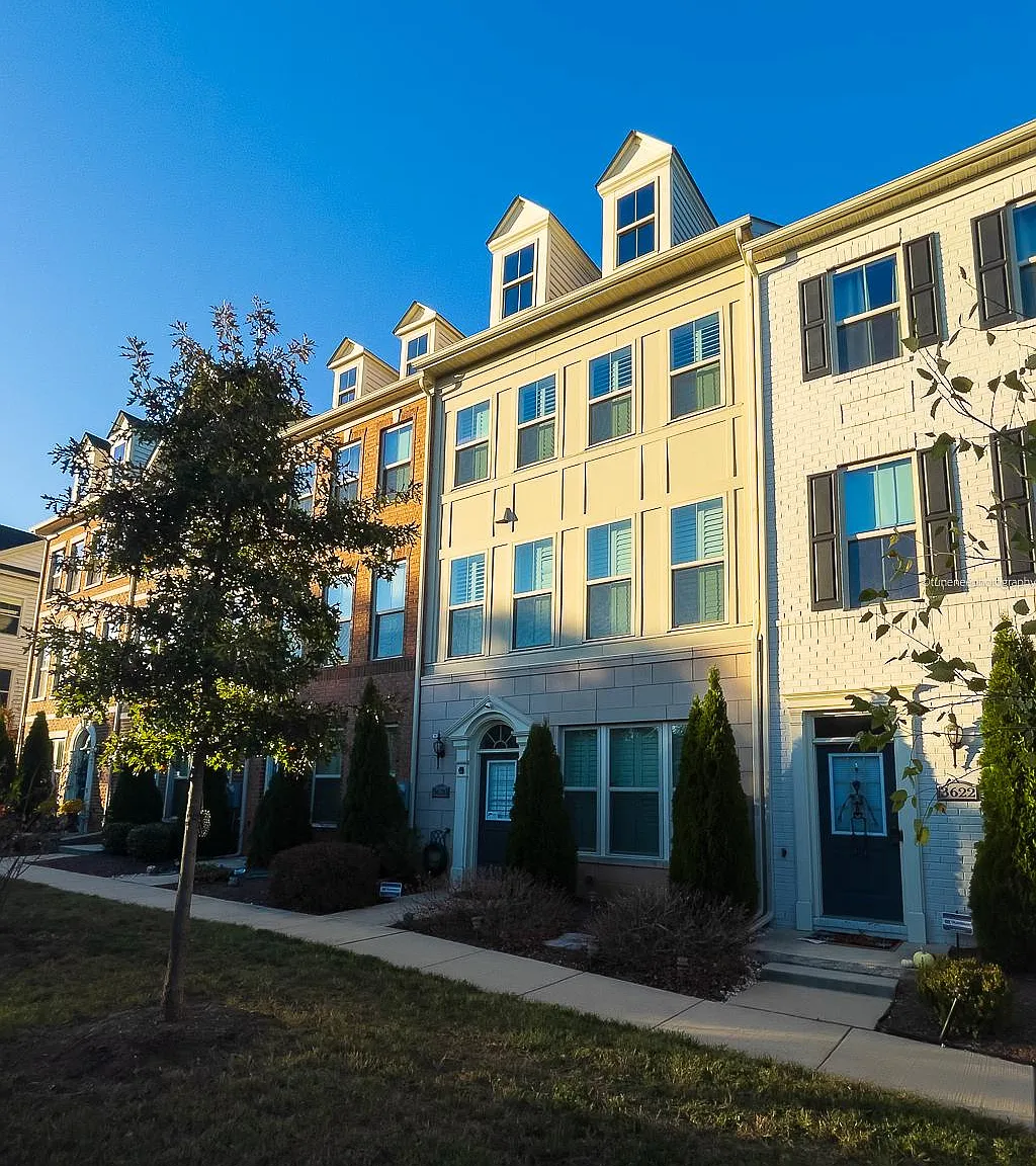 3 bed, 4.5 bath, 2590 sqft, $4,800 — Photo 3