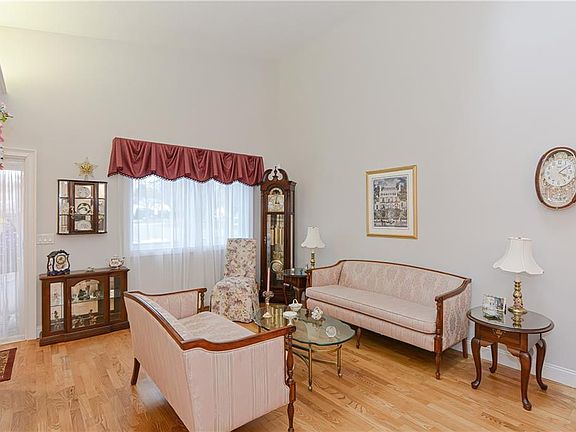 5th image of 789 Williamsburg Cir