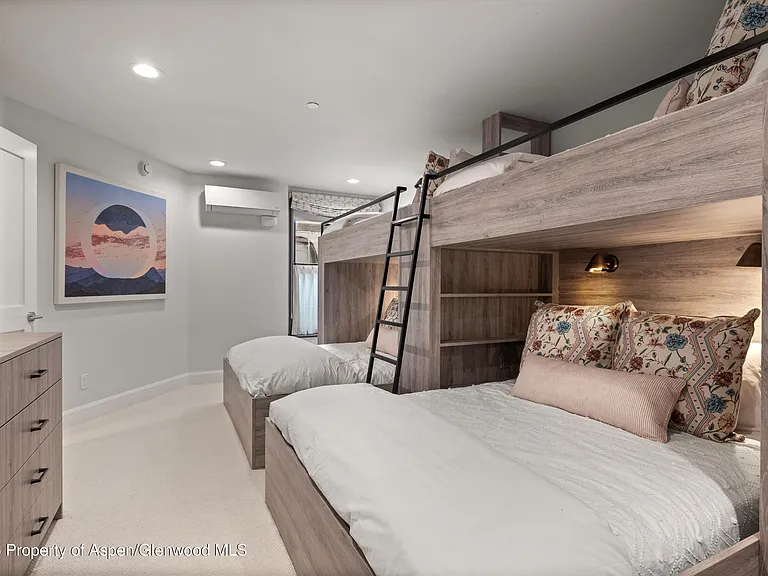 105 E Bleeker St — Photo 22