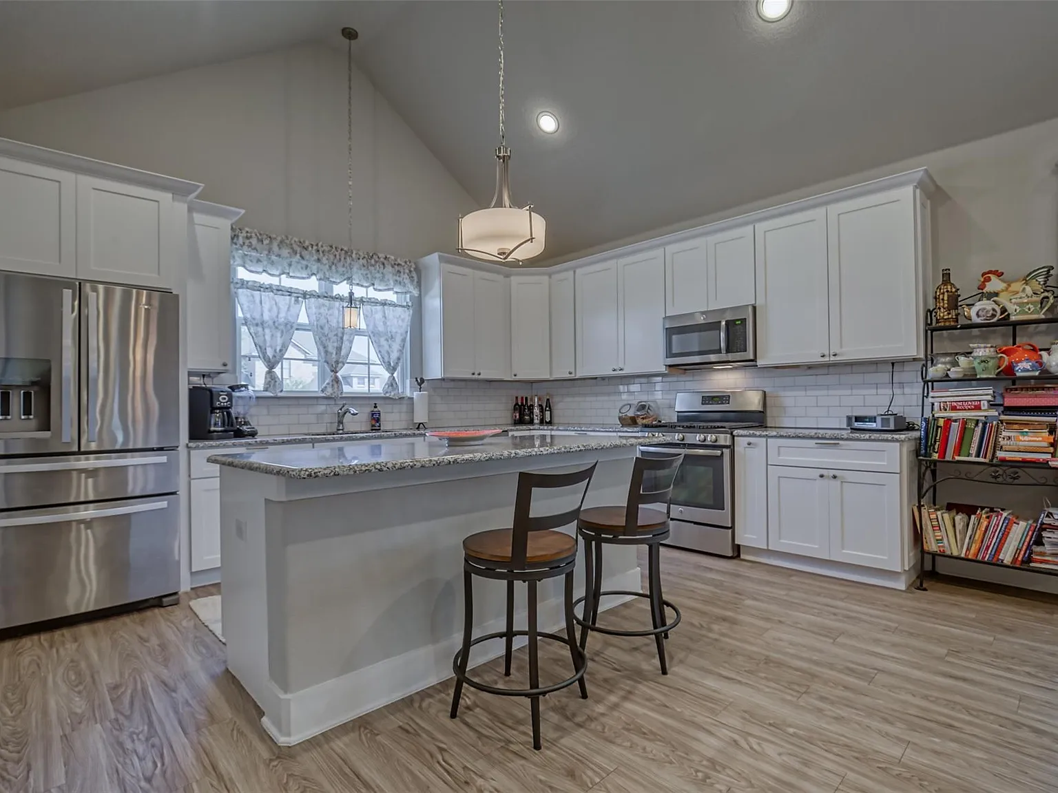 3 bed, 1801 sqft, $2,100 — Photo 3