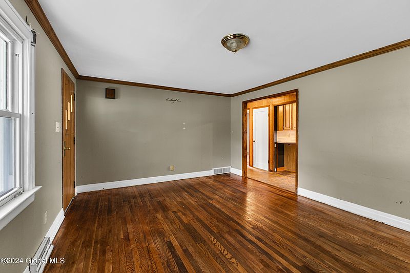 3rd image of 215 Rotterdam Street