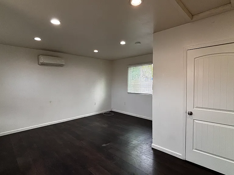 7922 Lindley Ave — Photo 6