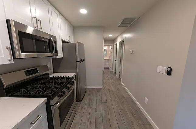 6637 East Earll Drive - 1008 B — Photo 2