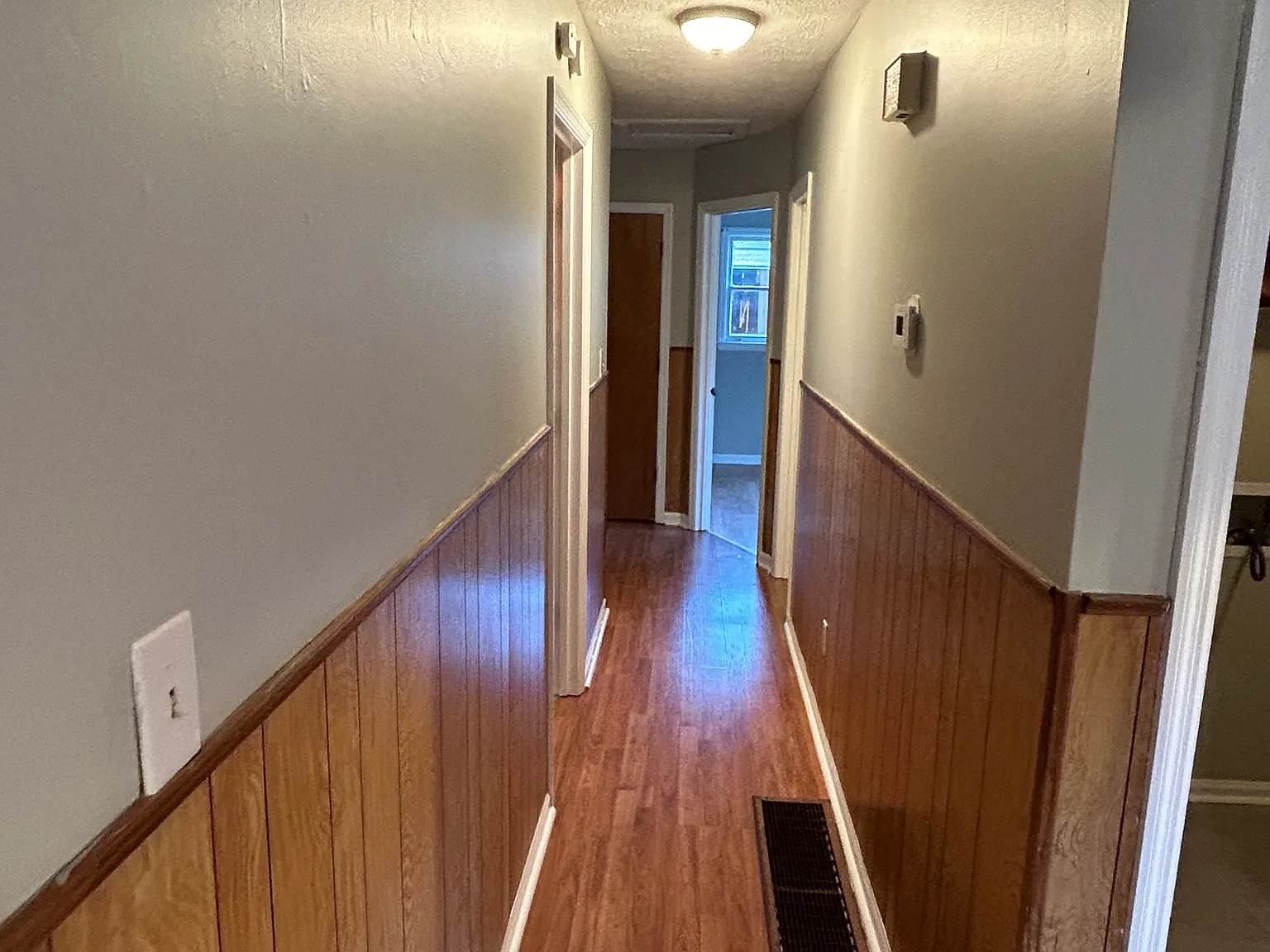 3 bed, 1200 sqft, $1,300 — Photo 2