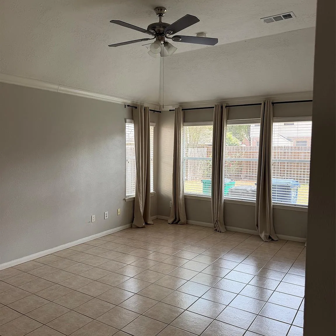 3 bed, 2.0 bath, 1865 sqft, $2,300 — Photo 4