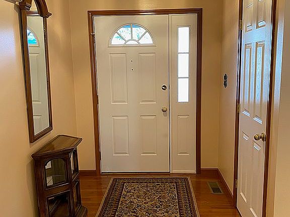 3rd image of 320 Kingsbury Ct
