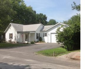 1041 W Spring St, Staunton, IL 62088