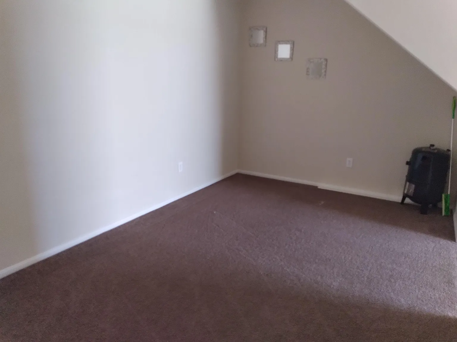 4 bed, 1.5 bath, 2200 sqft, $910 — Photo 2