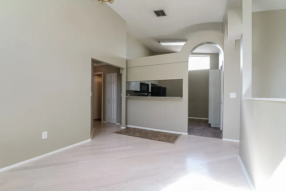 4 bed, 2.0 bath, 1384 sqft, $2,040 — Photo 4