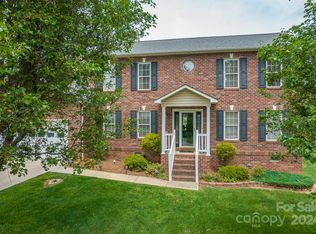 5938 Pinewinds Dr, Hickory, NC 28602