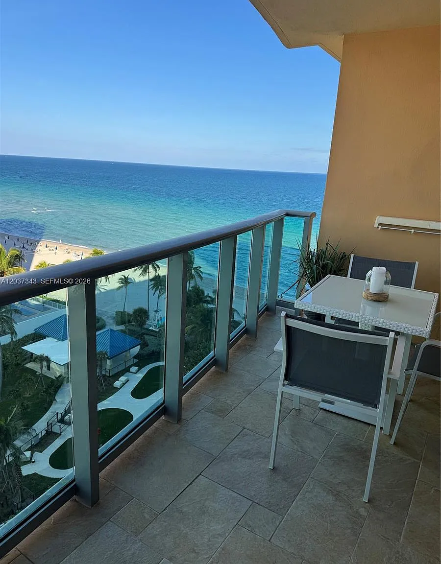 Wave Condo — Photo 1