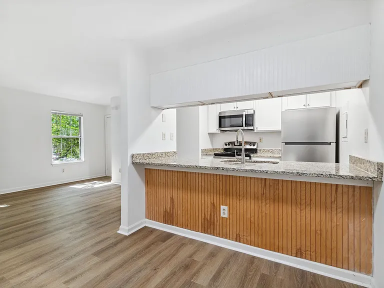 Amhurst III Apartments — Photo 28