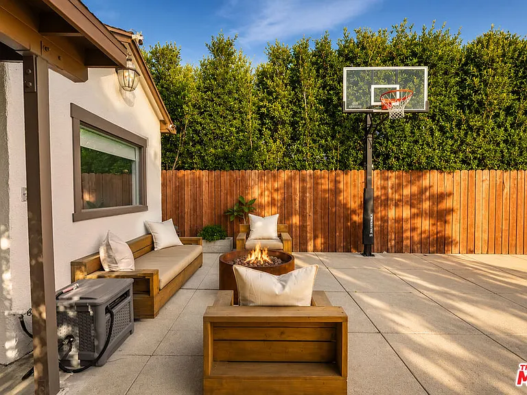 6537 Moore Dr — Photo 12