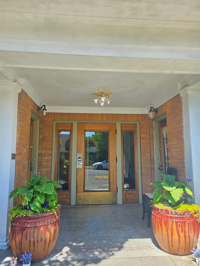 Large 1 bedroom Historic condo - Top Floor unit with a charming interior- Available now! — Photo 2