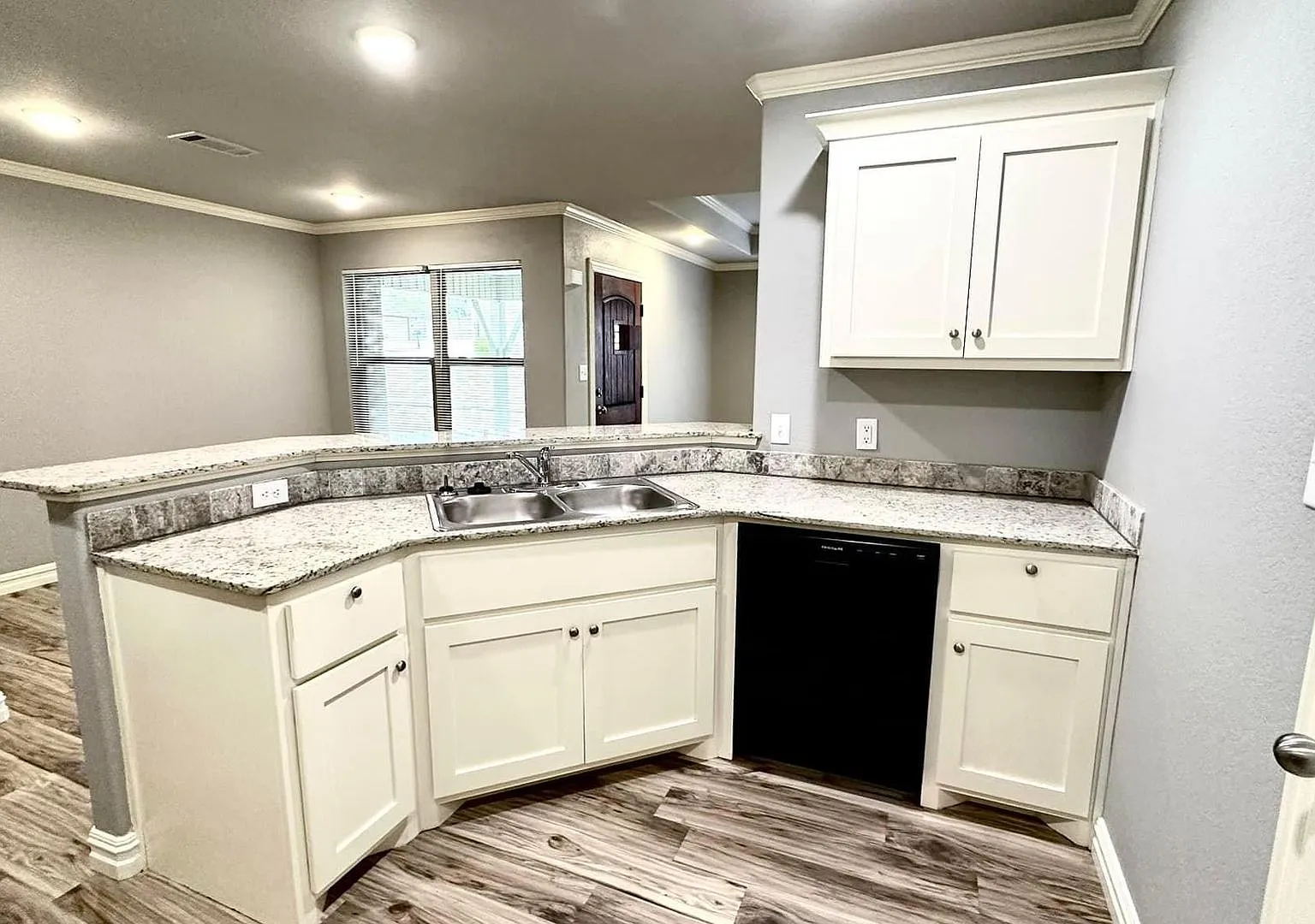 3 bedroom Duplex with move in special — Photo 2
