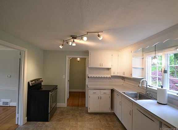 Another view of the kitchen...