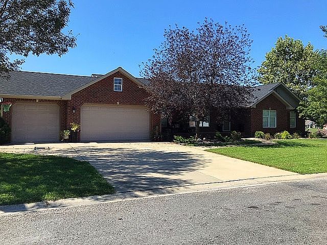 2nd image of 404 Pin Oak Dr