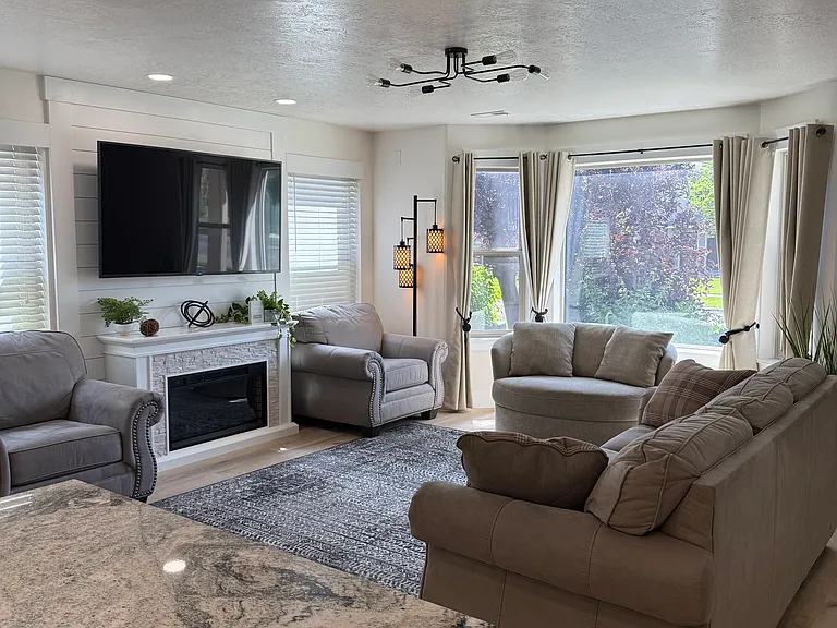 632 Trejo St — Photo 4