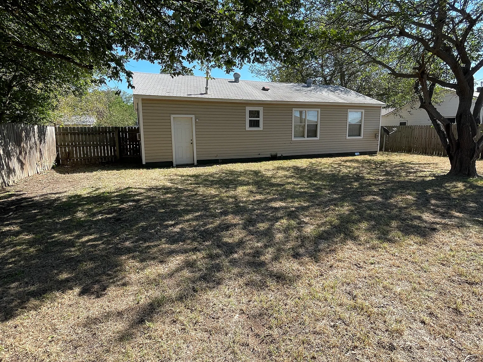 3 bed, 873 sqft, $1,300 — Photo 2