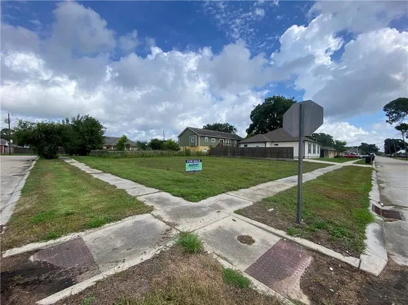 2900 Volpe Dr, Chalmette, LA 70043
