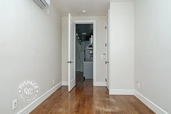 Entry / hallway, photo 1