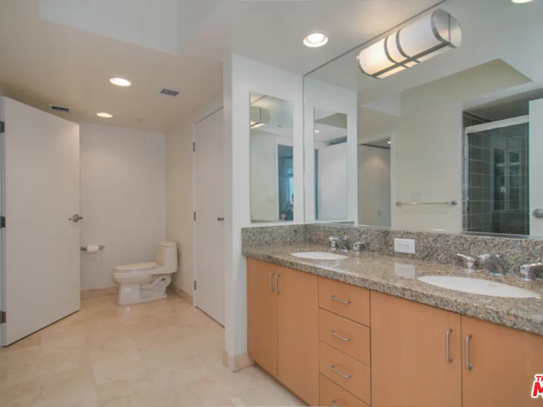 13700 Marina Pointe Dr #1027 — Photo 6