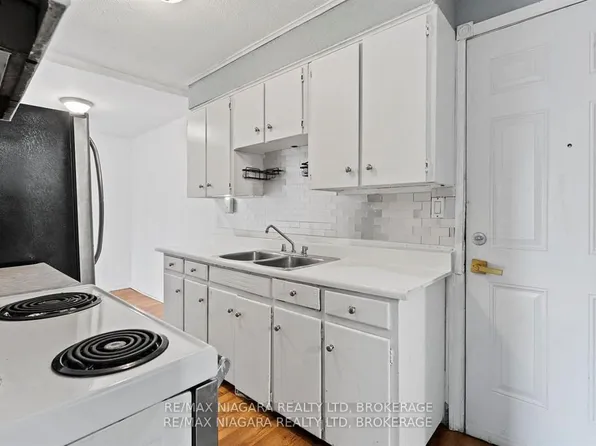 27 Main St #2, Saint Catharines, ON L2N 4T6