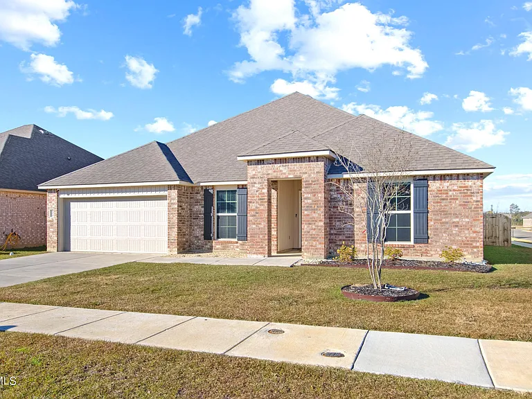200 S Lakepointe Dr — Photo 2