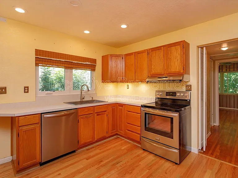 816 Putnam Ave — Photo 4