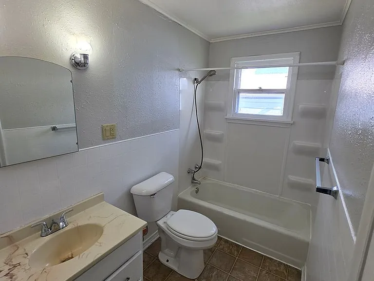 1021 Dilger Ave — Photo 11