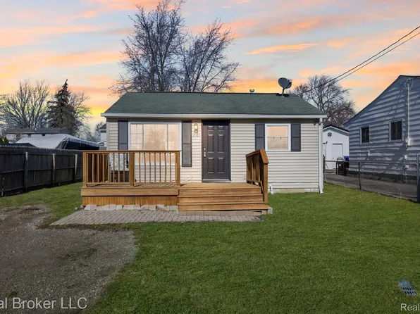 2141 E Williamson St, Burton, MI 48529