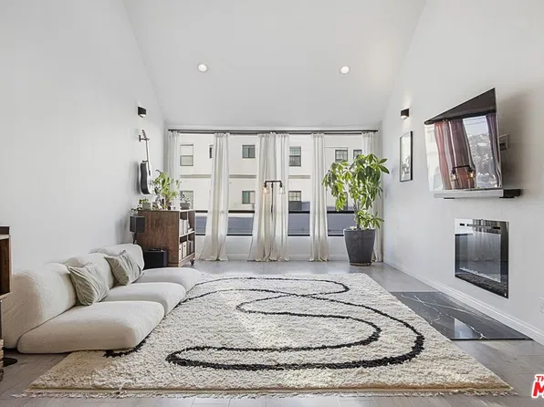 1900 Vine St APT 303, Los Angeles, CA 90068