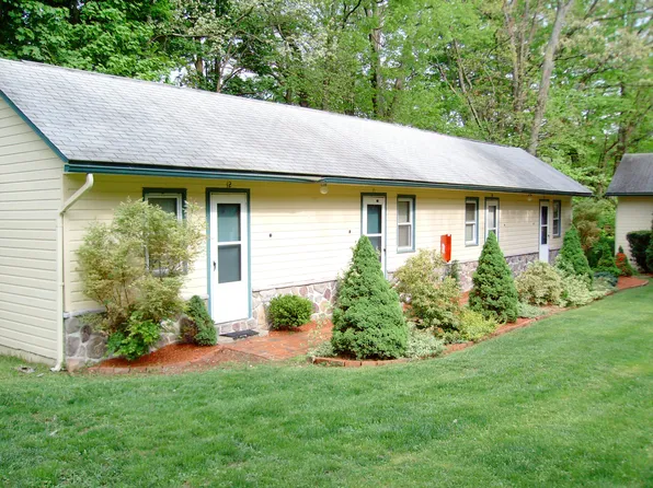 104 Landing Ln, East Stroudsburg, PA 18301