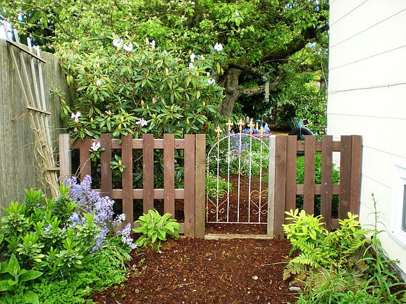 Found object side gate